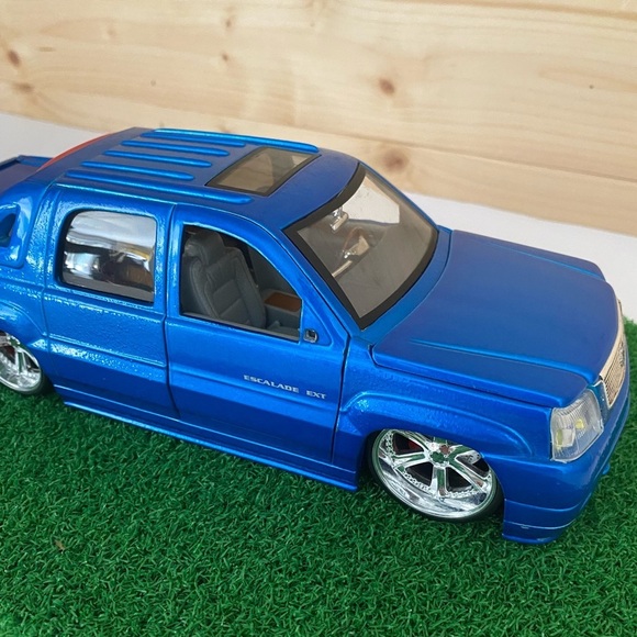 Jada Dub City 1:24 Diecast 2002 Cadillac Escalade EXT Blue Custom Lowrider Truck - Picture 2 of 14